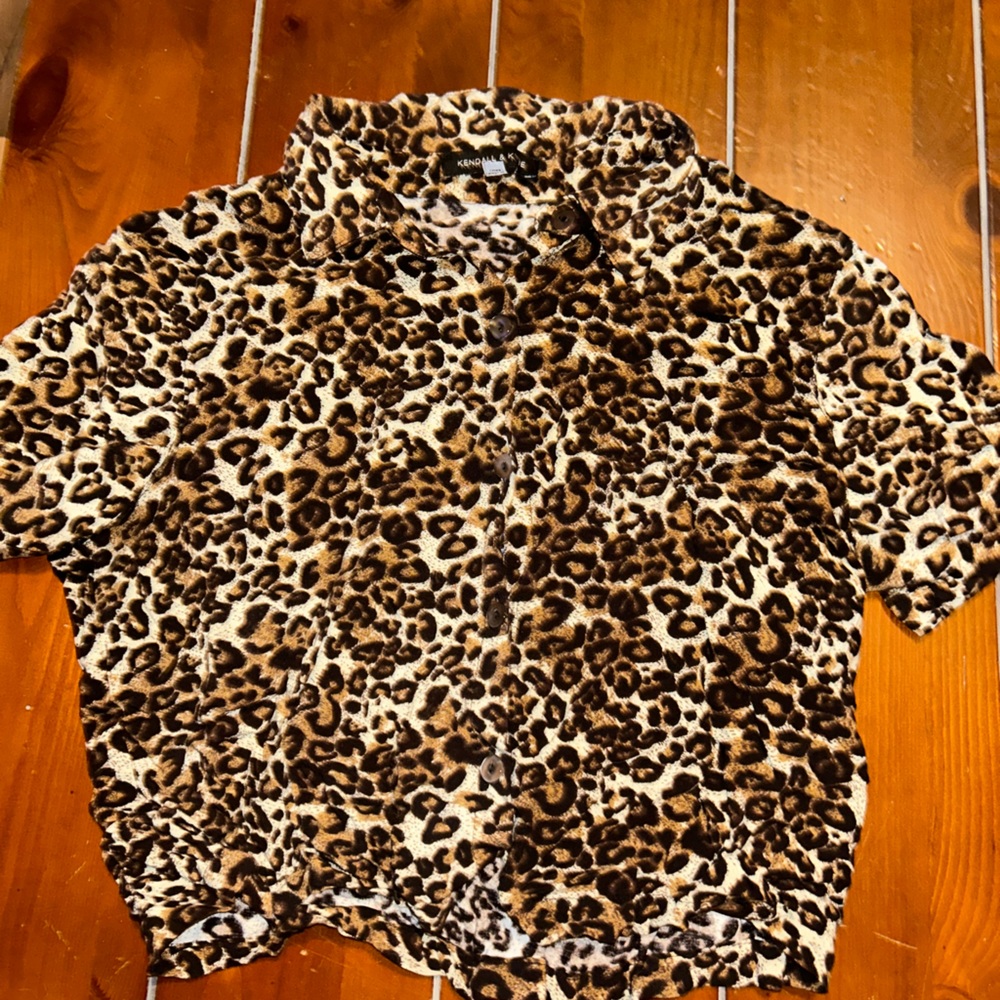 cheetah print cropped button up. flattering top for going out or cover up